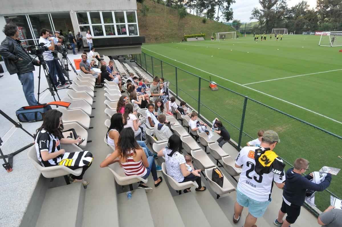 Crianas da escolinha do PSG em visita  Cidade do Galo