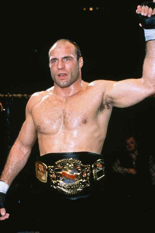 Randy Couture, em janeiro de 1998 - Couture perdeu o ttulo dos pesados do UFC depois de assinar com Vale Tudo Japan. O lutador travou uma batalha contratual com a organizao
