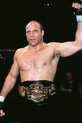 Randy Couture, em janeiro de 1998 - Couture perdeu o t�tulo dos pesados do UFC depois de assinar com Vale Tudo Japan. O lutador travou uma batalha contratual com a organiza��o