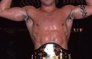 Jens Pulver, em maro de 2002 - Deixou o UFC depois de travar uma disputa contratual com a organizao. Sem a renovao, foi destitudo da condio de campeo