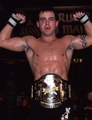 Jens Pulver, em mar�o de 2002 - Deixou o UFC depois de travar uma disputa contratual com a organiza��o. Sem a renova��o, foi destitu�do da condi��o de campe�o