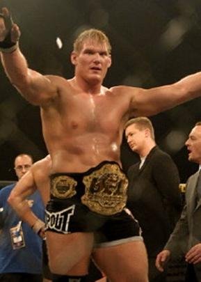 Josh Barnett, em julho de 2002 - Barnett foi destitu�do do t�tulo ap�s testar positivo para anabolizante em um teste p�s-luta 