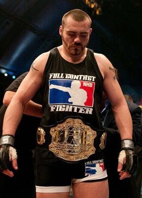 Tim Sylvia, em setembro de 2003 - Sylvia foi destituído do título após testar positivo para anabolizantes em teste pós-luta