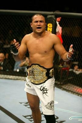 BJ Penn, em maio de 2004 - Penn foi destituído do título depois de assinar contrato com o K-1