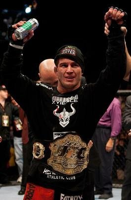 Sean Sherk, em dezembro de 2007 - Destituído do título após a CSAC confirmou seu teste positivo para positivo testado para nandrolona em sua defesa do título. Lutador testou positivo para anabolizante em exame pós-luta