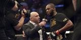Jon Jones, em abril de 2015 - Destitu�do do t�tulo depois de ser preso em uma acusa��o de crime e deixar a cena de um acidente sem prestar socorro � v�tima gr�vida
