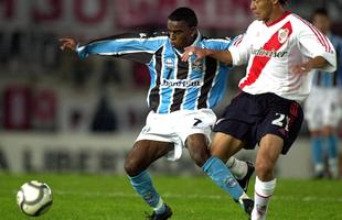 Pelo Grmio, Tinga disputou 201 jogos e marcou 18. Ganhou dois Gachos, uma Sul-Minas e duas Copas do Brasil