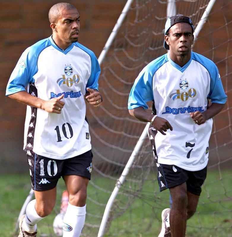 Pelo Grmio, Tinga disputou 201 jogos e marcou 18. Ganhou dois Gachos, uma Sul-Minas e duas Copas do Brasil