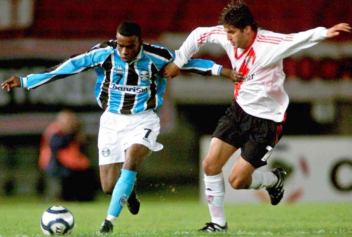 Pelo Grmio, Tinga disputou 201 jogos e marcou 18. Ganhou dois Gachos, uma Sul-Minas e duas Copas do Brasil