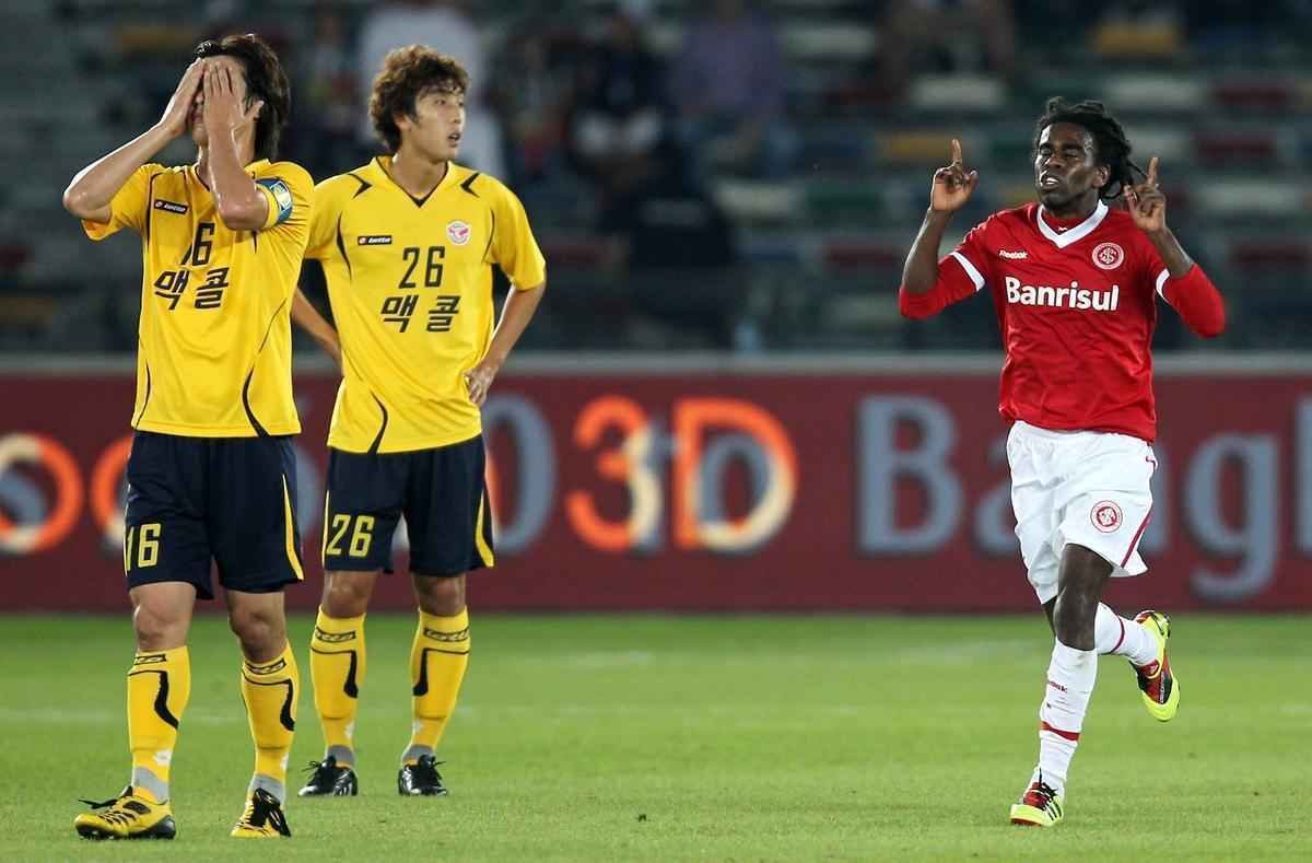 Em duas passagens pelo Inter, Tinga conquistou trs Gachos, duas Libertadores (2006 e 2010) e uma Recopa (2011). No Colorado, disputou 160 jogos e marcou 20 gols.