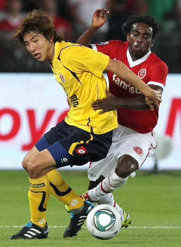 Em duas passagens pelo Inter, Tinga conquistou trs Gachos, duas Libertadores (2006 e 2010) e uma Recopa (2011). No Colorado, disputou 160 jogos e marcou 20 gols.