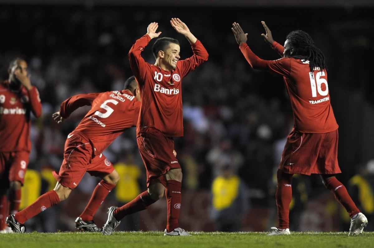 Em duas passagens pelo Inter, Tinga conquistou trs Gachos, duas Libertadores (2006 e 2010) e uma Recopa (2011). No Colorado, disputou 160 jogos e marcou 20 gols.