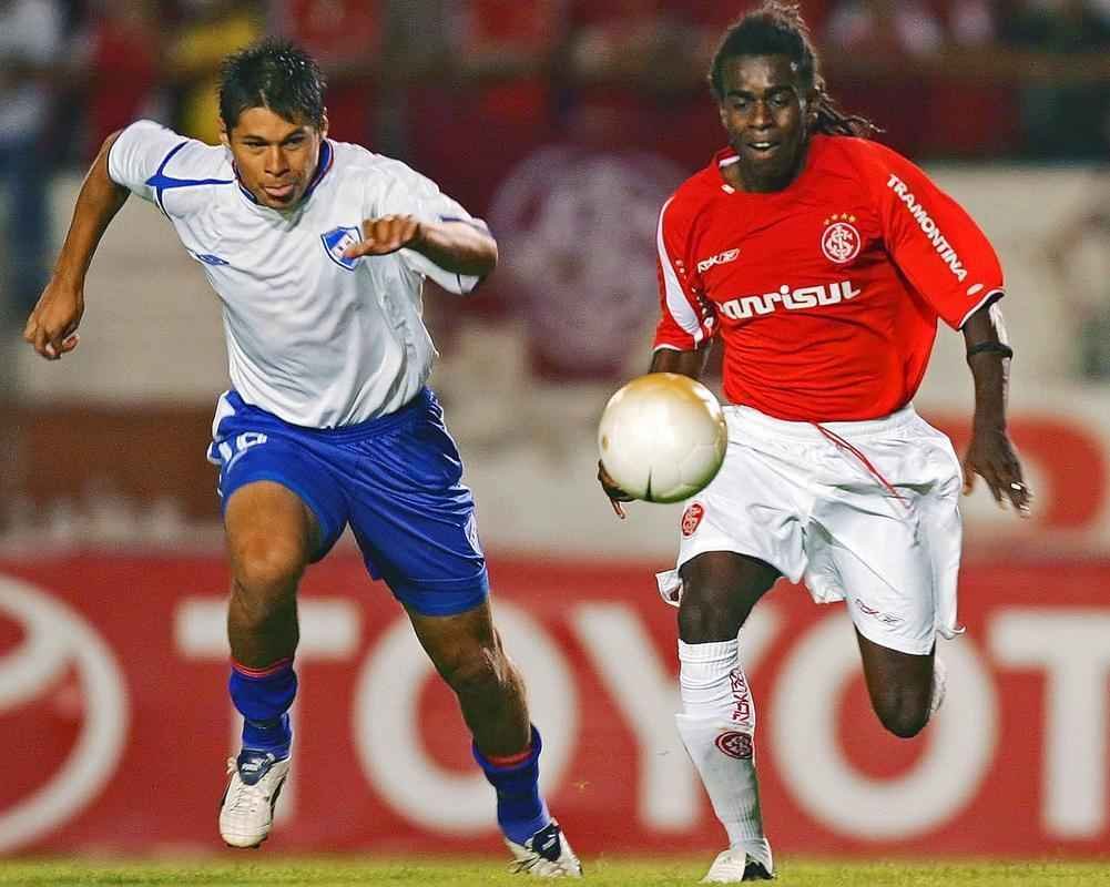 Em duas passagens pelo Inter, Tinga conquistou trs Gachos, duas Libertadores (2006 e 2010) e uma Recopa (2011). No Colorado, disputou 160 jogos e marcou 20 gols.