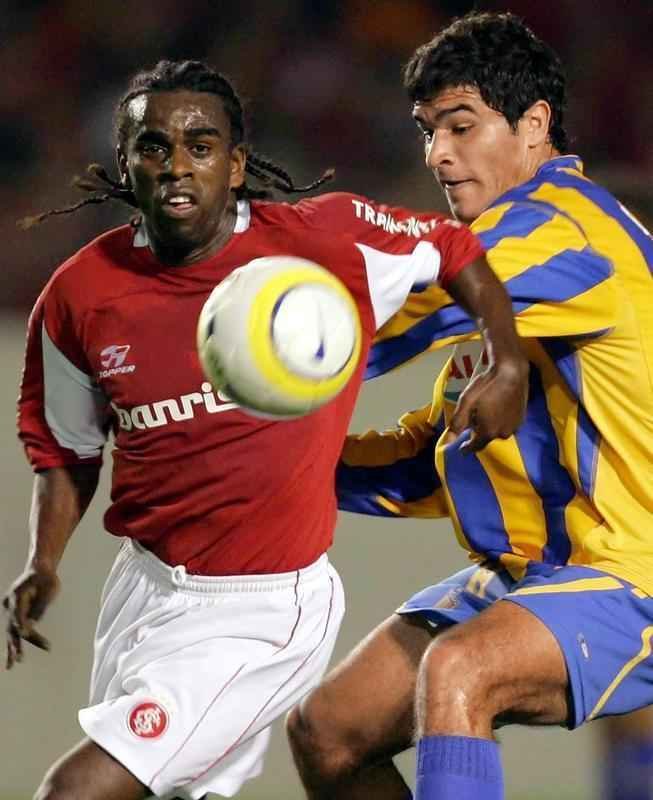 Em duas passagens pelo Inter, Tinga conquistou trs Gachos, duas Libertadores (2006 e 2010) e uma Recopa (2011). No Colorado, disputou 160 jogos e marcou 20 gols.