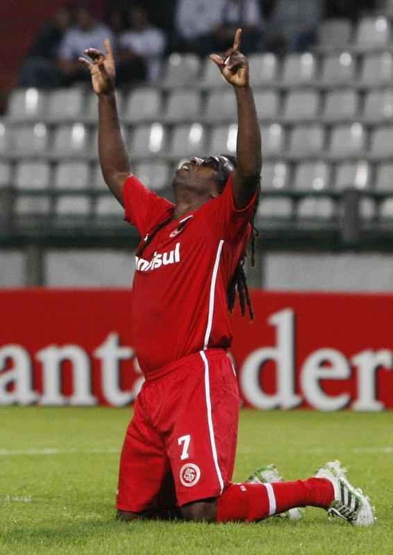 Em duas passagens pelo Inter, Tinga conquistou trs Gachos, duas Libertadores (2006 e 2010) e uma Recopa (2011). No Colorado, disputou 160 jogos e marcou 20 gols.