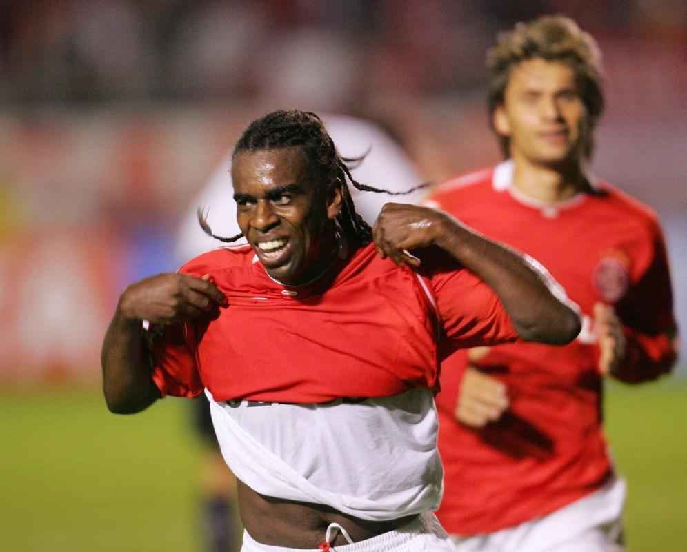 Em duas passagens pelo Inter, Tinga conquistou trs Gachos, duas Libertadores (2006 e 2010) e uma Recopa (2011). No Colorado, disputou 160 jogos e marcou 20 gols.
