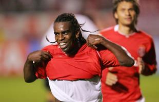 Em duas passagens pelo Inter, Tinga conquistou trs Gachos, duas Libertadores (2006 e 2010) e uma Recopa (2011). No Colorado, disputou 160 jogos e marcou 20 gols.