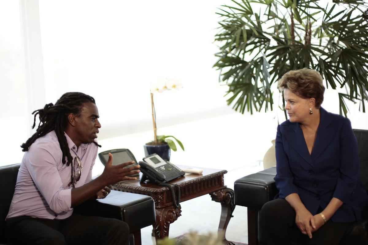 No jogo contra o Real Garcilaso, pela Copa Libertadores de 2014, Tinga recebeu ofensas racistas e passou a ser um smbolo da luta contra o preconceito no Brasil. O jogador foi at recebido pela presidente Dilma Rousseff.