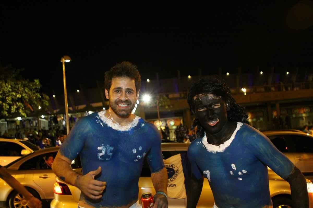 Torcida do Cruzeiro se vestiu de Tinga, no Mineiro, em apoio  causa do jogador contra o racismo.