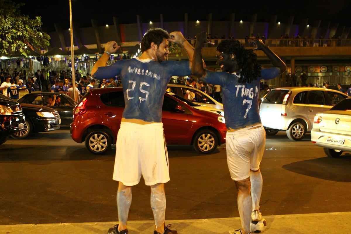 Torcida do Cruzeiro se vestiu de Tinga, no Mineiro, em apoio  causa do jogador contra o racismo.