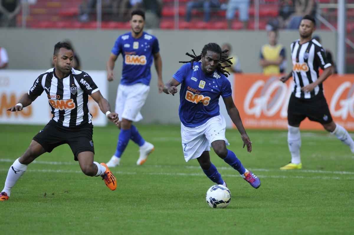 No Cruzeiro, Tinga conquistou um Mineiro e foi bicampeo brasileiro. Marcou dois gols em 65 jogos