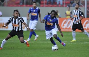 No Cruzeiro, Tinga conquistou um Mineiro e foi bicampeo brasileiro. Marcou dois gols em 65 jogos
