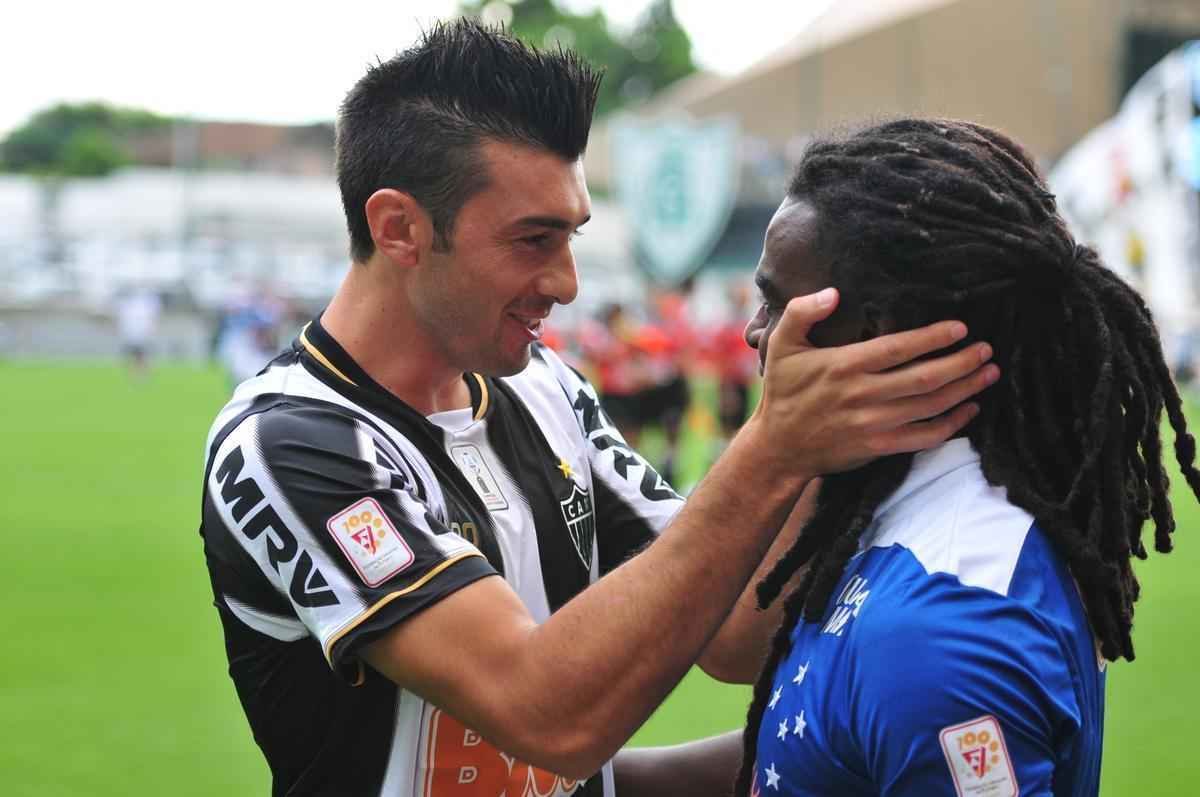 Na luta contra o racismo, Tinga tambm recebeu apoio da torcida do Atltico e de amigos do clube rival