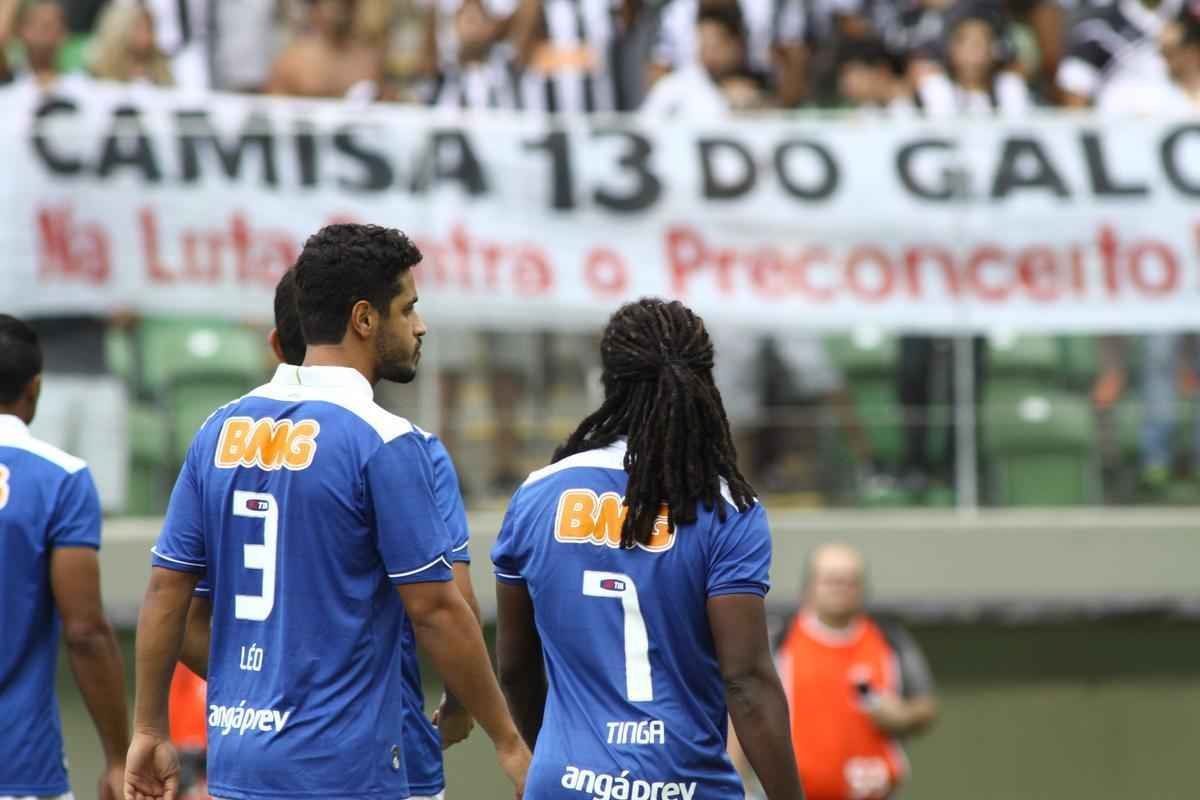 Na luta contra o racismo, Tinga tambm recebeu apoio da torcida do Atltico
