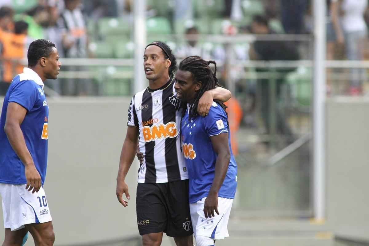 No Cruzeiro, Tinga conquistou um Mineiro e foi bicampeo brasileiro. Marcou dois gols em 65 jogos