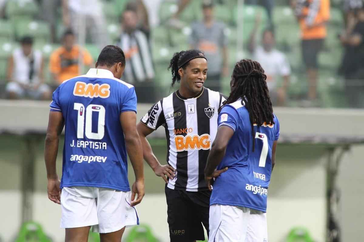 Na luta contra o racismo, Tinga tambm recebeu apoio de amigos, como Ronaldinho, e da torcida do Atltico