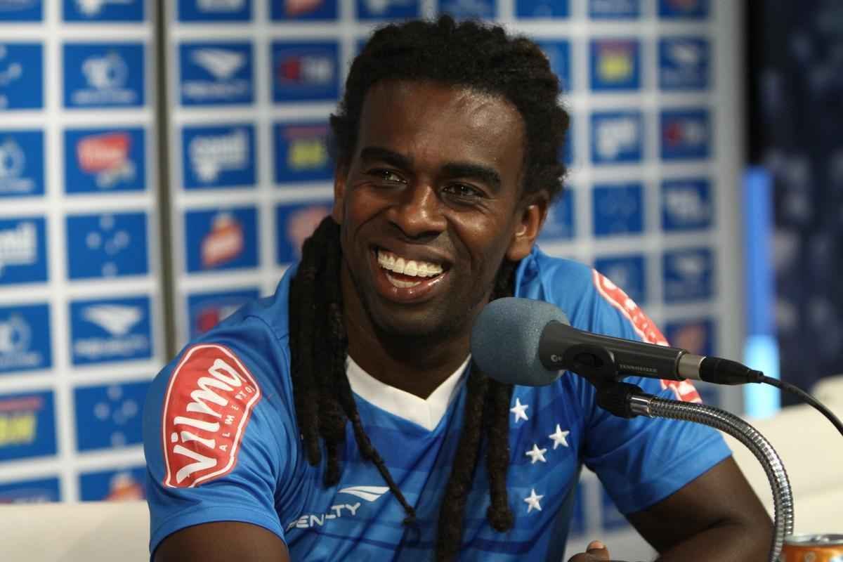 No Cruzeiro, Tinga conquistou um Mineiro e foi bicampeo brasileiro. Marcou dois gols em 65 jogos