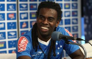 No Cruzeiro, Tinga conquistou um Mineiro e foi bicampeo brasileiro. Marcou dois gols em 65 jogos