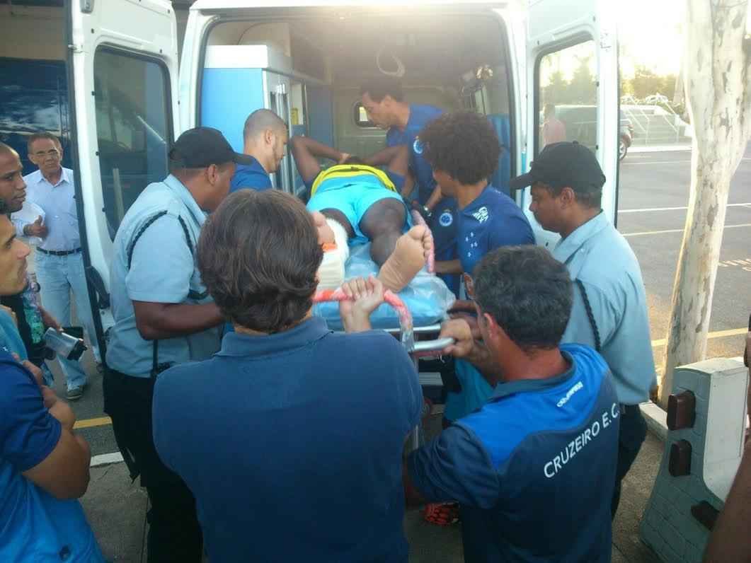 Outro episdio marcante da passagem de Tinga pelo Cruzeiro foi a fratura na perna direita em agosto de 2014, durante um treino.