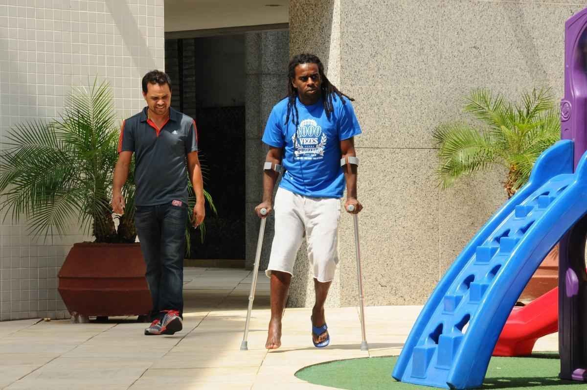 Outro episdio marcante da passagem de Tinga pelo Cruzeiro foi a fratura na perna direita em agosto de 2014, durante um treino.