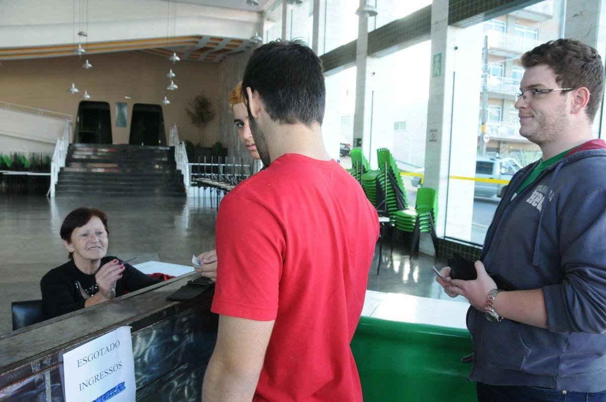 Torcedores da Caldense adquiriram ltimos ingressos nesta sexta-feira