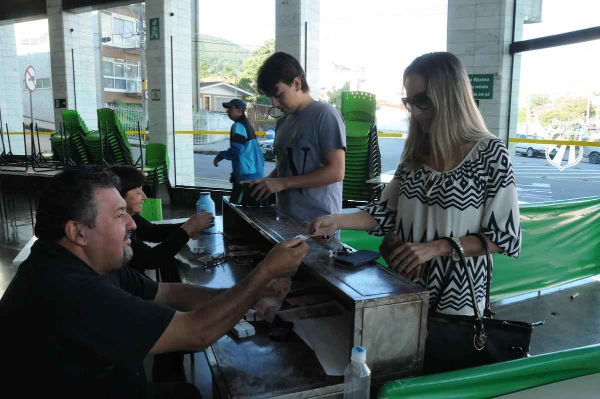Torcedores da Caldense adquiriram ltimos ingressos nesta sexta-feira
