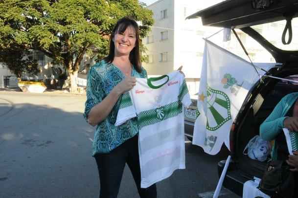 Torcedora Magda Guanaes comprou uma camisa da Caldense e mostrou otimismo para a deciso