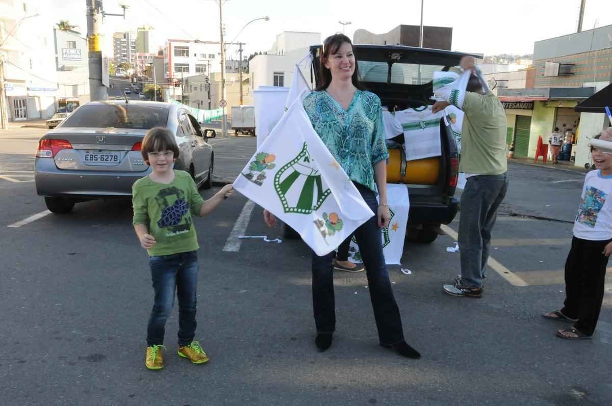 Torcedora Magda Guanaes comprou uma camisa da Caldense e filho, Rafael, exibe bandeira da Veterana
