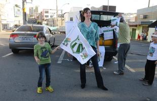 Torcedora Magda Guanaes comprou uma camisa da Caldense e filho, Rafael, exibe bandeira da Veterana