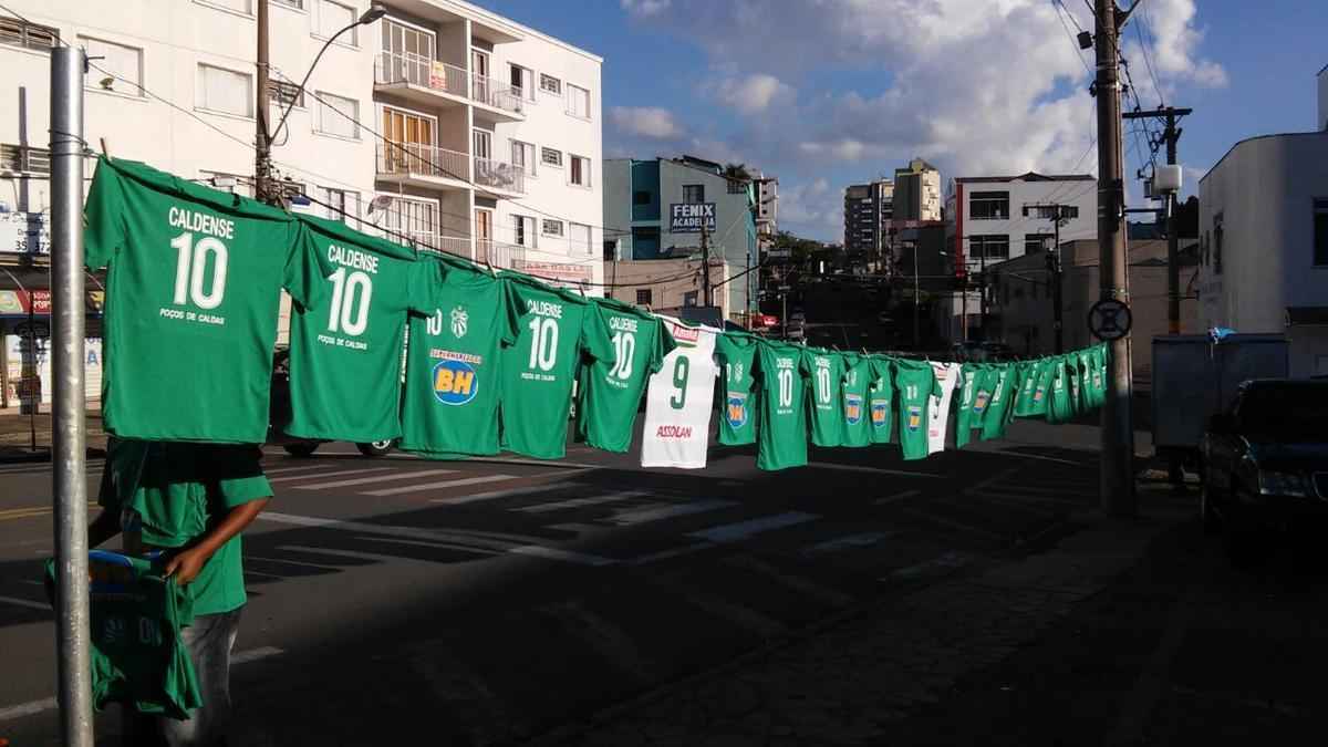 Camisas da Caldense fazem sucesso nas ruas de Poos de Caldas