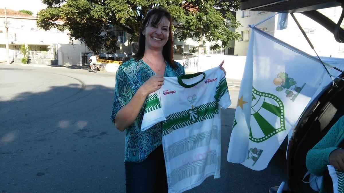 Torcedora Magda Guanaes comprou uma camisa da Caldense e mostrou otimismo para a deciso