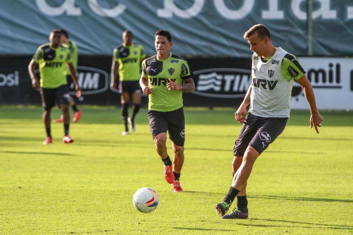 Levir Culpi comandou treino fechado, mas confirmou que Marcos Rocha treinou normalmente e que testou dupla ofensiva com J ao lado de Lucas Pratto. 