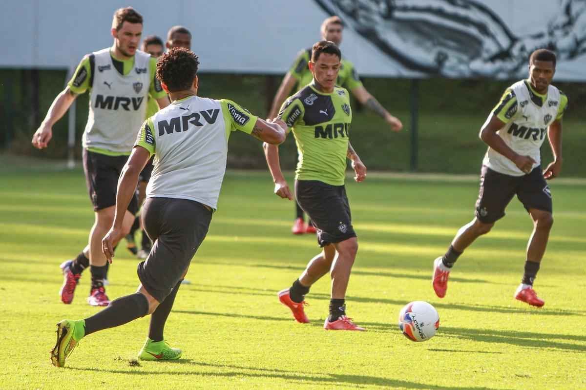 Levir Culpi comandou treino fechado, mas confirmou que Marcos Rocha treinou normalmente e que testou dupla ofensiva com J ao lado de Lucas Pratto. 