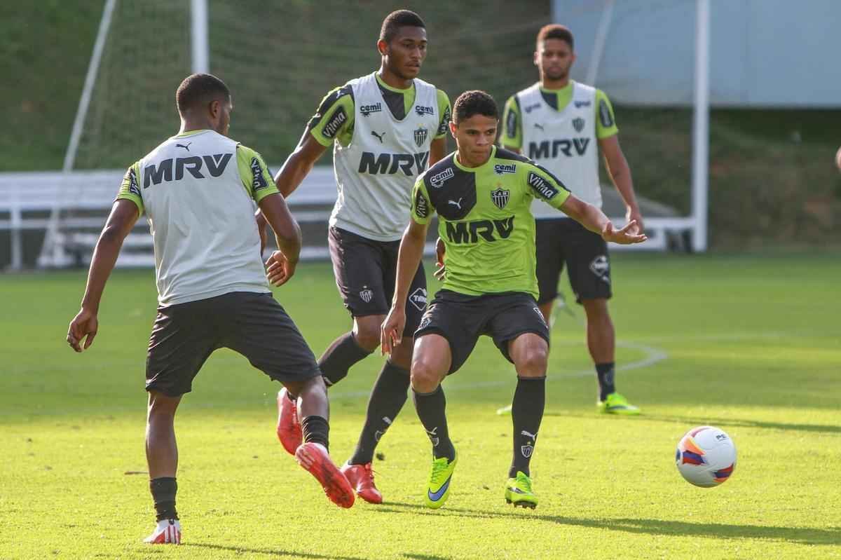 Levir Culpi comandou treino fechado, mas confirmou que Marcos Rocha treinou normalmente e que testou dupla ofensiva com J ao lado de Lucas Pratto. 