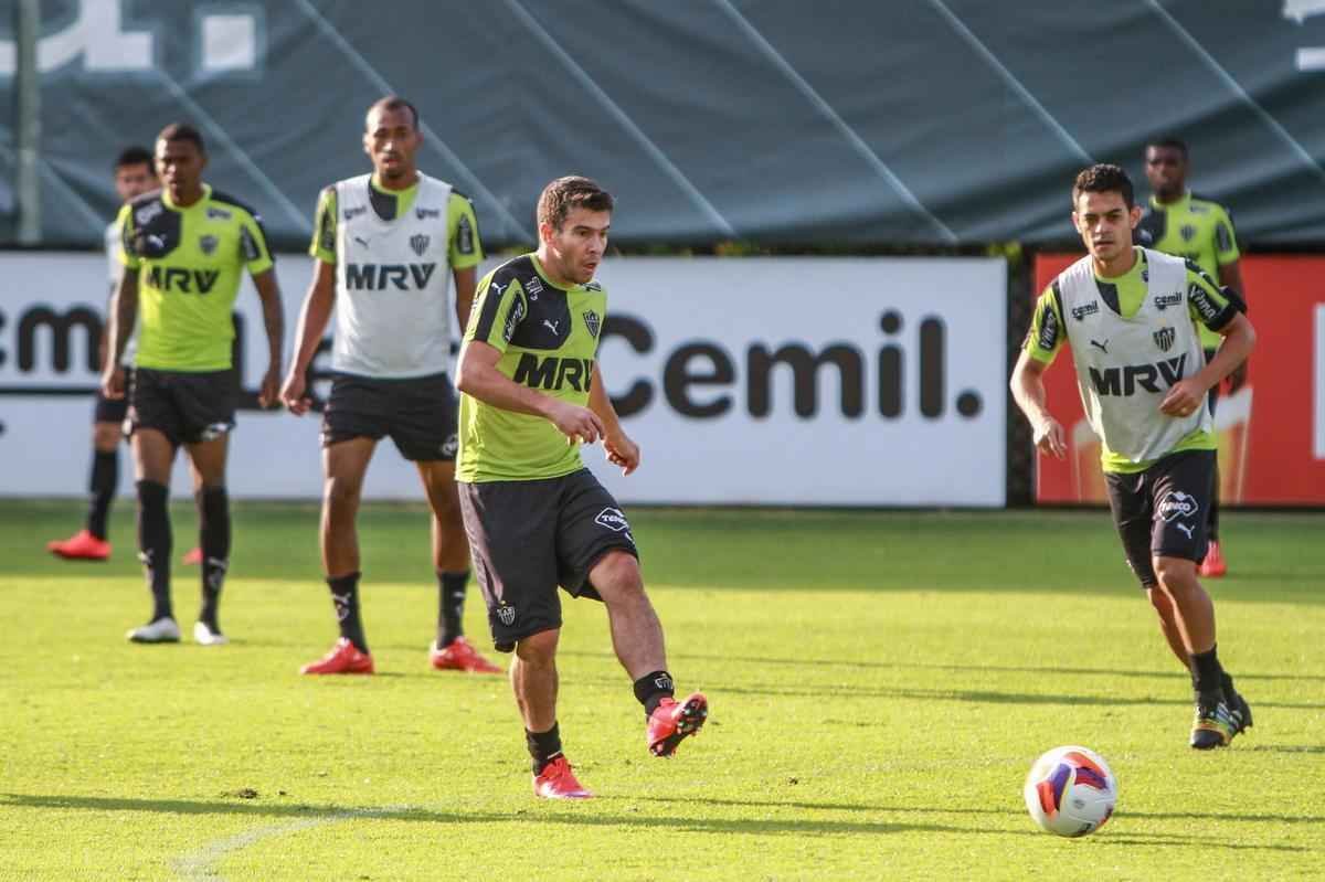 Levir Culpi comandou treino fechado, mas confirmou que Marcos Rocha treinou normalmente e que testou dupla ofensiva com J ao lado de Lucas Pratto. 