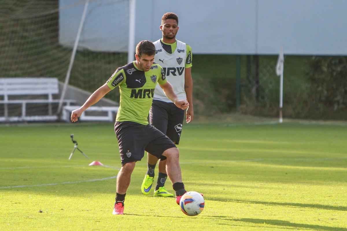 Levir Culpi comandou treino fechado, mas confirmou que Marcos Rocha treinou normalmente e que testou dupla ofensiva com J ao lado de Lucas Pratto. 