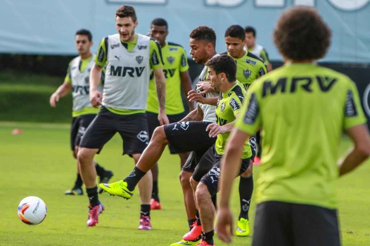 Levir Culpi comandou treino fechado, mas confirmou que Marcos Rocha treinou normalmente e que testou dupla ofensiva com J ao lado de Lucas Pratto. 