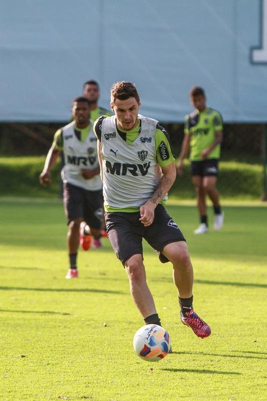 Levir Culpi comandou treino fechado, mas confirmou que Marcos Rocha treinou normalmente e que testou dupla ofensiva com J ao lado de Lucas Pratto. 