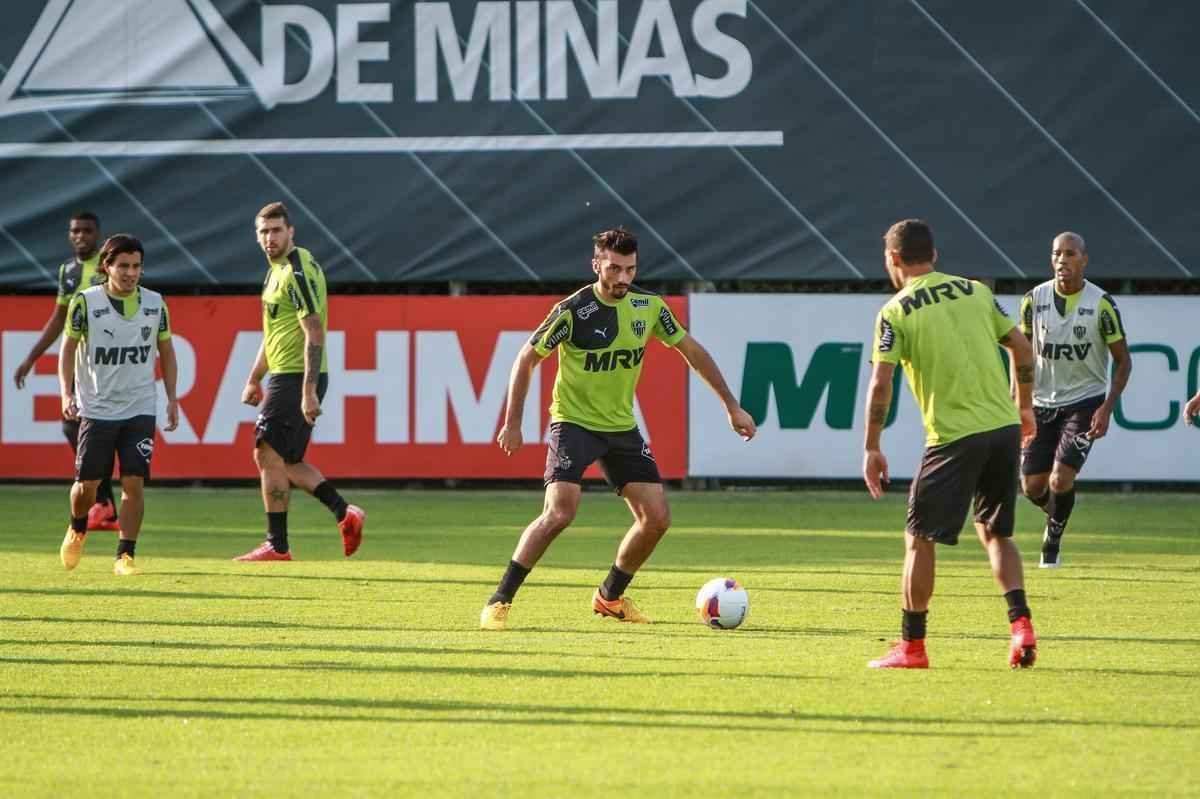 Levir Culpi comandou treino fechado, mas confirmou que Marcos Rocha treinou normalmente e que testou dupla ofensiva com J ao lado de Lucas Pratto. 