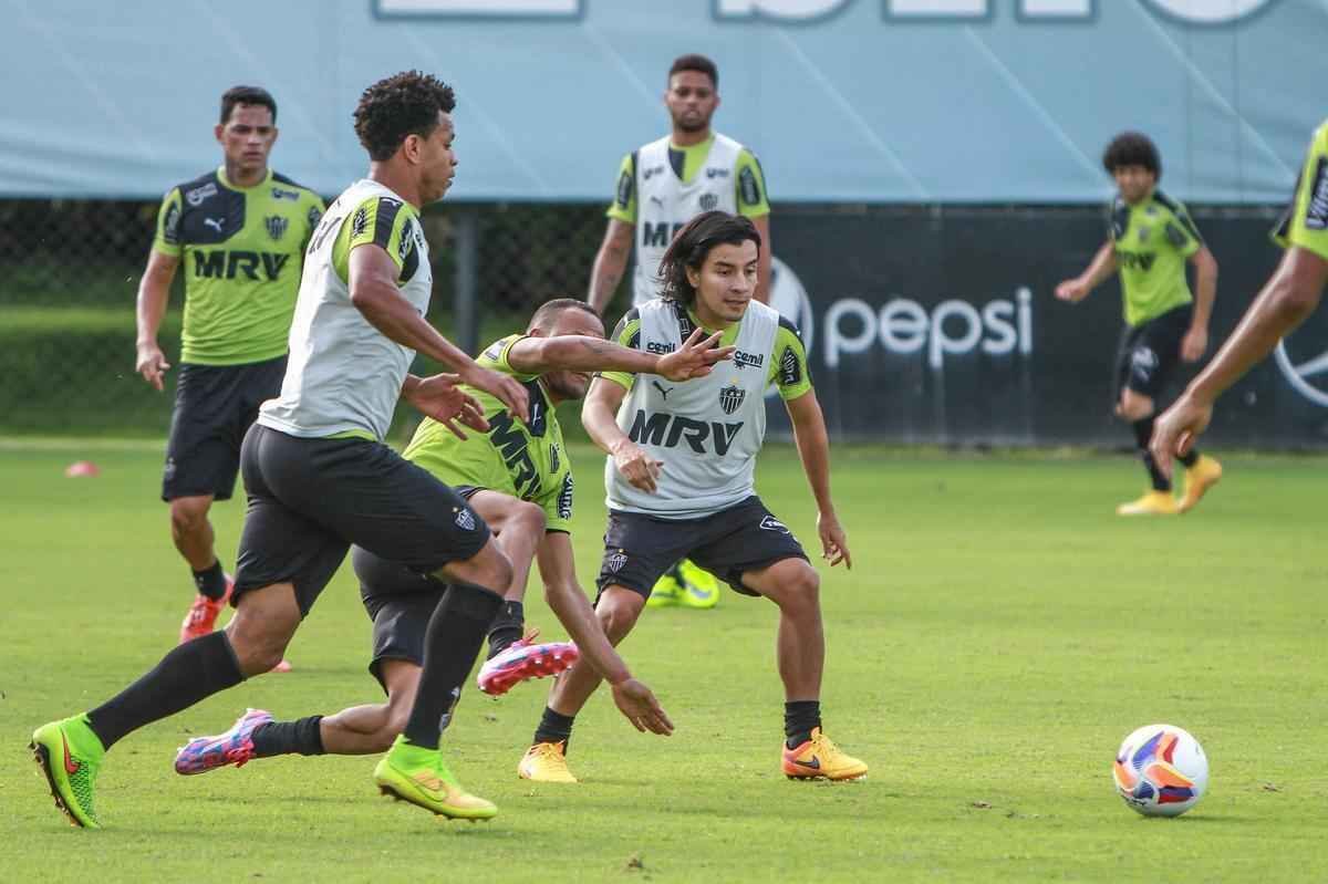 Levir Culpi comandou treino fechado, mas confirmou que Marcos Rocha treinou normalmente e que testou dupla ofensiva com J ao lado de Lucas Pratto. 